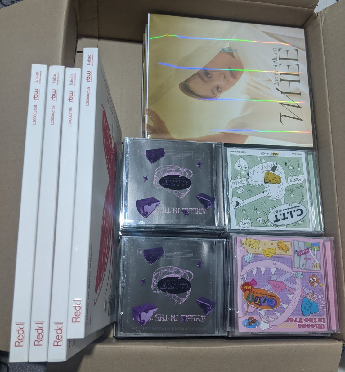 cikinmoss's tweet photo. Album to giveaway for free &amp; to let go cheap2. Come and find me on Saturday😂 https://t.co/p2JRJJbfts