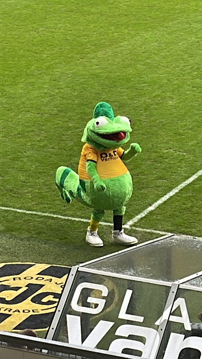 EigenwijzeTine's tweet photo. Kennelijk had Peter Gillis van een van die aftandse vakantieparken nog een mascotte over die @RodaJCKerkrade voor een prikkie mocht overnemen 😂#massaiakassa #RodaJC #mascotte #RODMVV #watisdit https://t.co/UOSMxAMki9