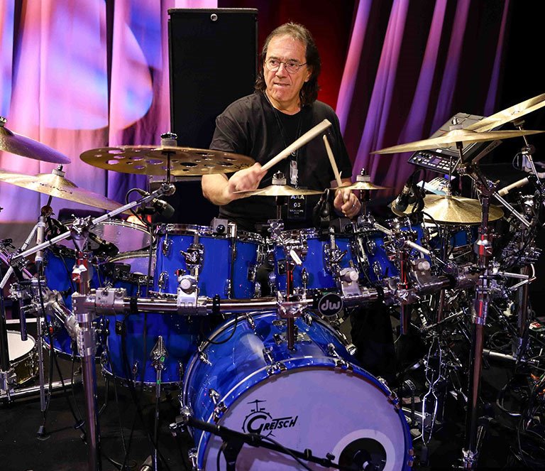 Vincent Colaiuta (born February 5, 1956) is an American drummer who has worked as a session musician in many genres. #VinnieColaiuta #ModernDrummer #HallofFame #GrammyAward
#ClassicDrummerHallofFame
#Rock #pop #jazz, #funk #country #heavymetal #Musician #Drums #Jazz  #February5