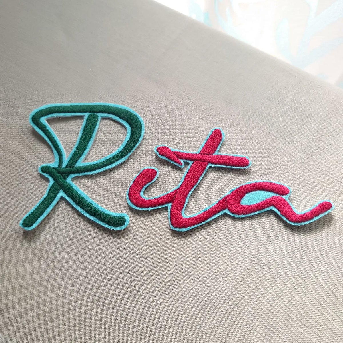Ritaの情報無さすぎて、TシャツにつけるRitaワッペン、こんな色で作ってしまったꉂ🤣𐤔 Ritaのイメージカラーはグレイなのか？とアー写から予想&amp;迷走中🌀🌀💦 どなたか、ライブのヒントください(T-T)ｳｪｪーﾝ   #手刺繍ワッペン  #Rita  #ゆず