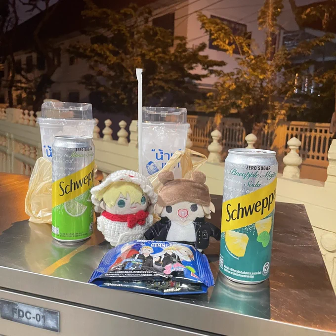 วันก่อนไปเที่ยวกับคุณเอมแถวๆสนามไชย ความไม่ได้วางแผนไรเลยไม่มีร้านนั่งดริ้งค์ว่างเลย สรุปจบที่เซเว่นแล้วมานั่งกินข้างทาง(..) 