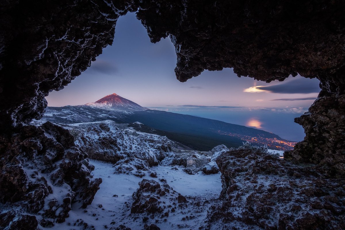 shotbynau's tweet image. Así amaneció hoy el Parque Nacional del Teide con un manto blanco y la puesta de la Luna Llena.