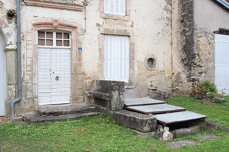 MonumentumFr's tweet photo. Maison Baude à #Serqueux (#HauteMarne) Construction XVIIIe siècle. Banc monolithe, perron et descente de cave : inscription par arrêté du 9 octobre 1942.
Suite 👉 https://t.co/uEhFn1FP4m
#Patrimoine #MonumentHistorique https://t.co/D3Iy67ZEEx