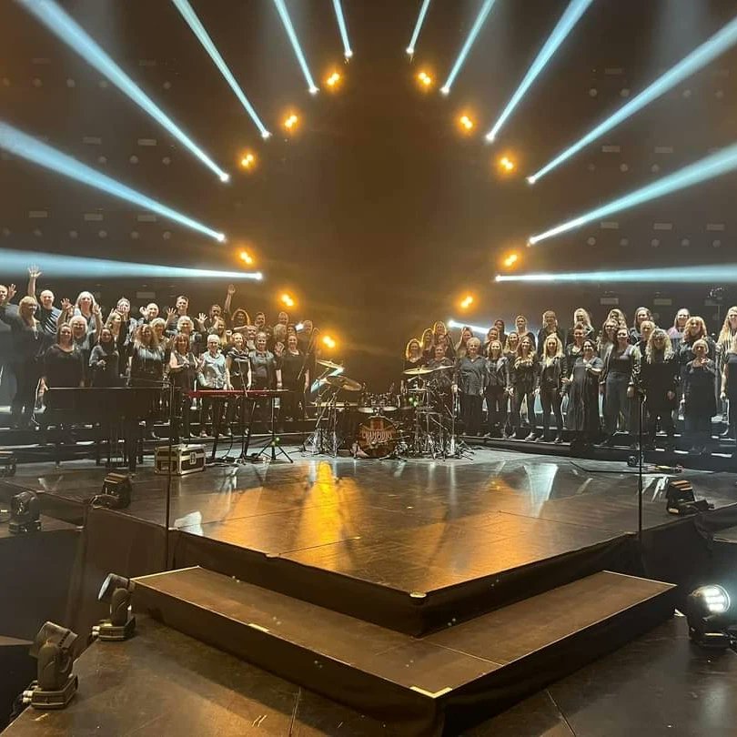 BlueBlue96yo's tweet image. I feel so grateful that I got to be a part of this consert 🎶 It was an amazing night! So happy to get to sing with all these wonderful people 😍 And the feeling when the whole crowd shined with their flaslights - absolute magic! Nothing beats that feeling 😍 It was a dream 🥰
