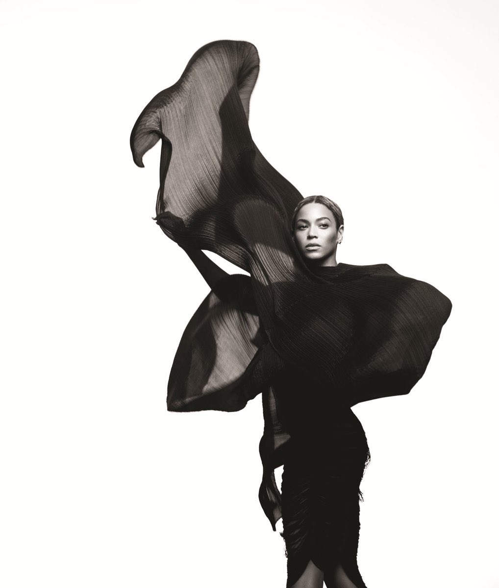 I really miss that sort of dark glamour/ minimal style from her.