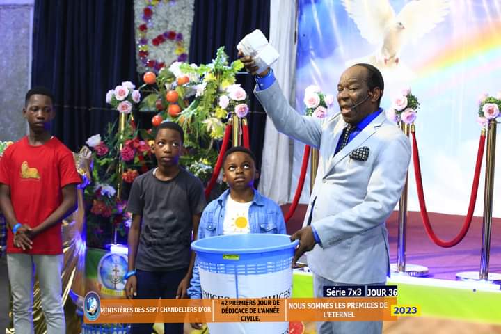tabernacble's tweet photo. MISCO
The man of God and pastor leading by example to sealing their PREMISES ( FIRSTFRUITS) into the basket of dedicated to God for his premises 
#misco
#tabernacletvs 
#DRCongo 
#Congo https://t.co/a6HVDeUL8b