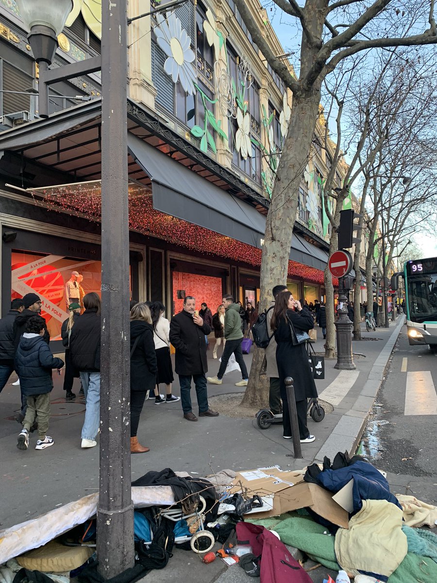 BrahimAzmi's tweet photo. 🚨une honte ! Sur l’allée des galeries ! #cbrossel Paris n’en peut plus des déchets et de la saleté ! Mais réveillez vous ! #saccageparis #CestBeauParis #ParisSale #Paris2024 https://t.co/ECLP4vrBYN