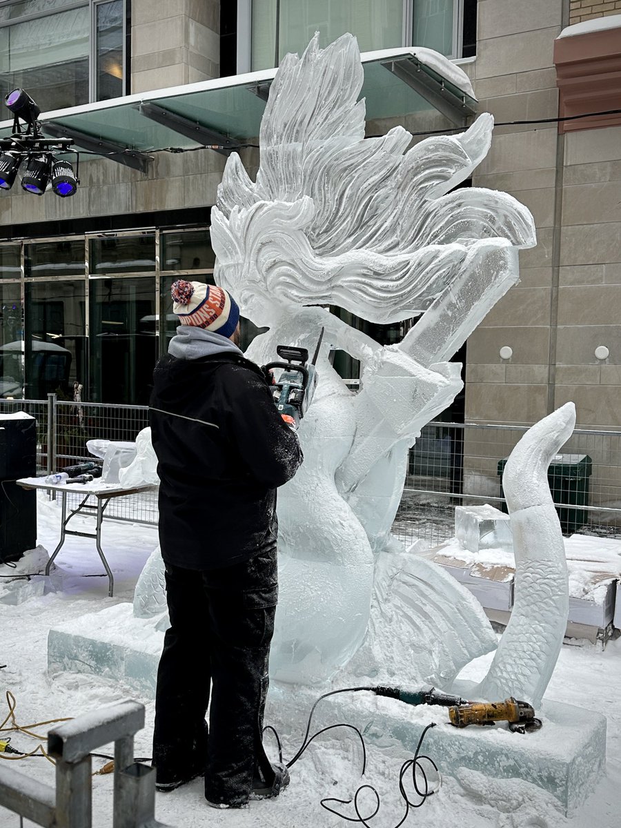 Some ice sculpting work underway on ⁦@SparksStreet⁩. #winterlude