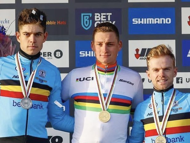 Mathieu Van der Poel batte Wout Van Aert ed è il nuovo campione di Ciclocross. 
Sul percorso 48mila spettatori.

“Nella vita puoi essere utile anche arrivando secondo o quinto… Purché tu ce la metta tutta.” Cit. Felice Gimondi 

📸 Sprint Cycling

#MathieuVanderPoel #WoutVanAert