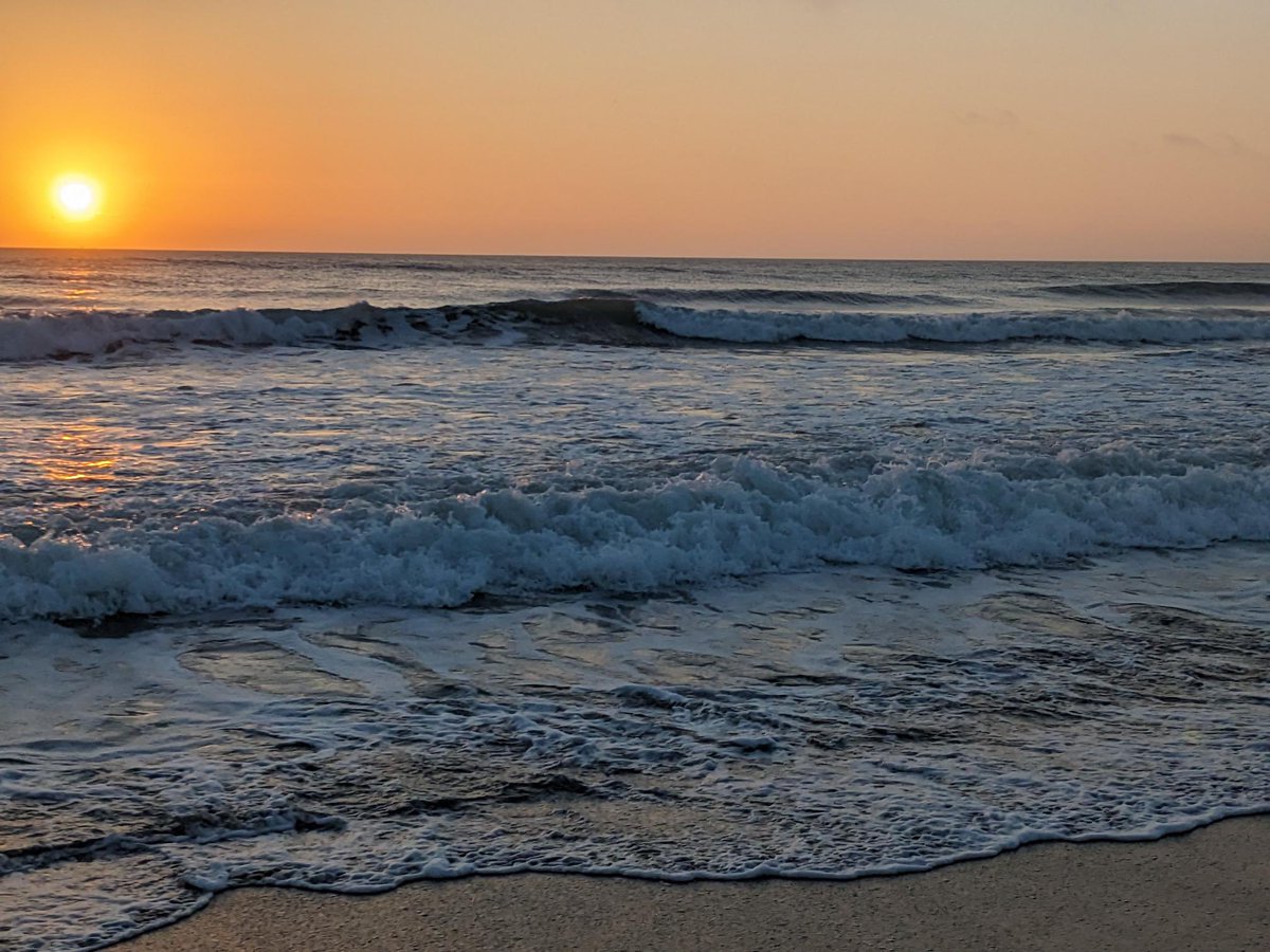 Share you sunrises and sunsets with us all day and night today.
This one came from a friend enjoying Cocoa Beach, FL this week🌅
#SundaySunsets #LoveFL #sundayvibes 
<a href="/MadHattersNYC/">Mad Hatters NYC</a> <a href="/_sundaysunsets_/">SundaySunsets</a>