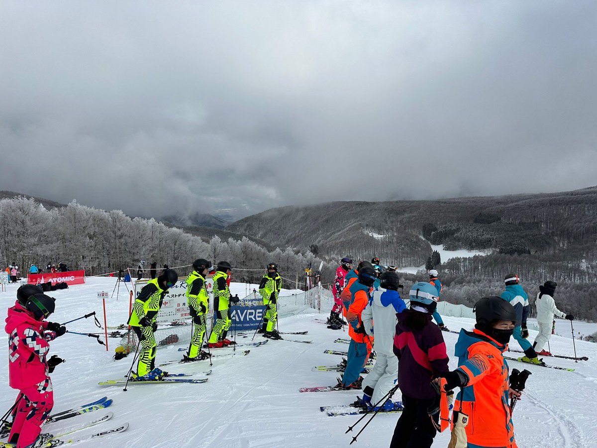 riesen_2025's tweet photo. 基礎半菅平合宿2日目❄🏂🎿❄

本日は部内戦を行いました！
部内で切磋琢磨しながらも、スキーを楽しむ心は忘れずに合宿しています☺️

 #春から慶應  #春から慶応  #スキー
 #基礎スキー https://t.co/qqimEUGuEY