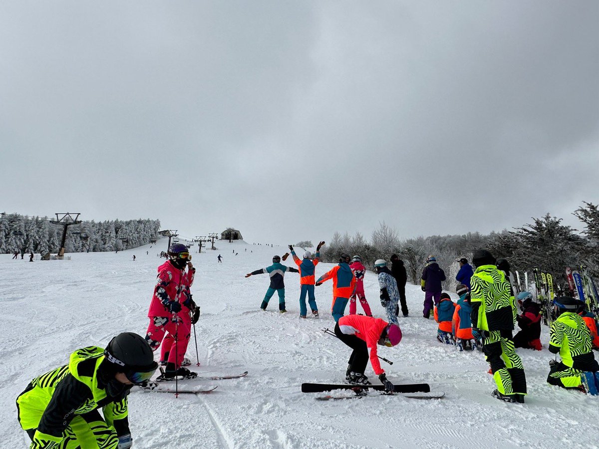riesen_2025's tweet photo. 基礎半菅平合宿2日目❄🏂🎿❄

本日は部内戦を行いました！
部内で切磋琢磨しながらも、スキーを楽しむ心は忘れずに合宿しています☺️

 #春から慶應  #春から慶応  #スキー
 #基礎スキー https://t.co/qqimEUGuEY