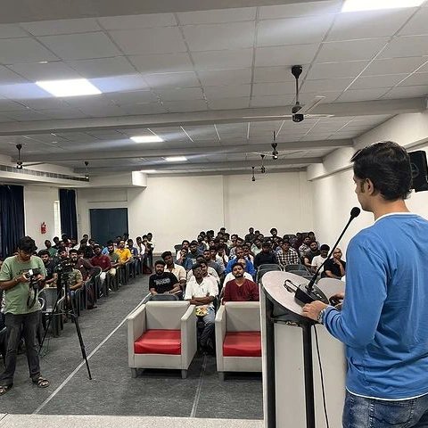 rahulsakthivel3's tweet photo. @icvkumar
@seenuramasamy
@Vinciraj_NC
Thirukumaran Entertainment &amp; Gudsho's conducted the "Master Class" edition 2 📽️🎬.

Here we learnt on making / demonstrate our own cultural, geography and natural cinema @ addressed by Director Seenu Ramaswamy sir. https://t.co/s0JqPLkIb6