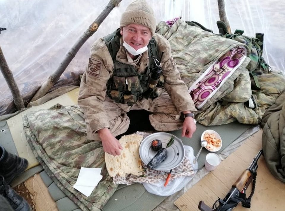 Şube müdürü lüks lokantada yemeğini yerken.
<a href="/RTErdogan/">Recep Tayyip Erdoğan</a>
<a href="/TSKGnkur/">TSK</a>
<a href="/vedatbilgn/">Vedat Bilgin</a>
<a href="/NureddinNebati/">Dr.Nureddin NEBATİ🇹🇷</a>
#AstsubaylaraTazminat