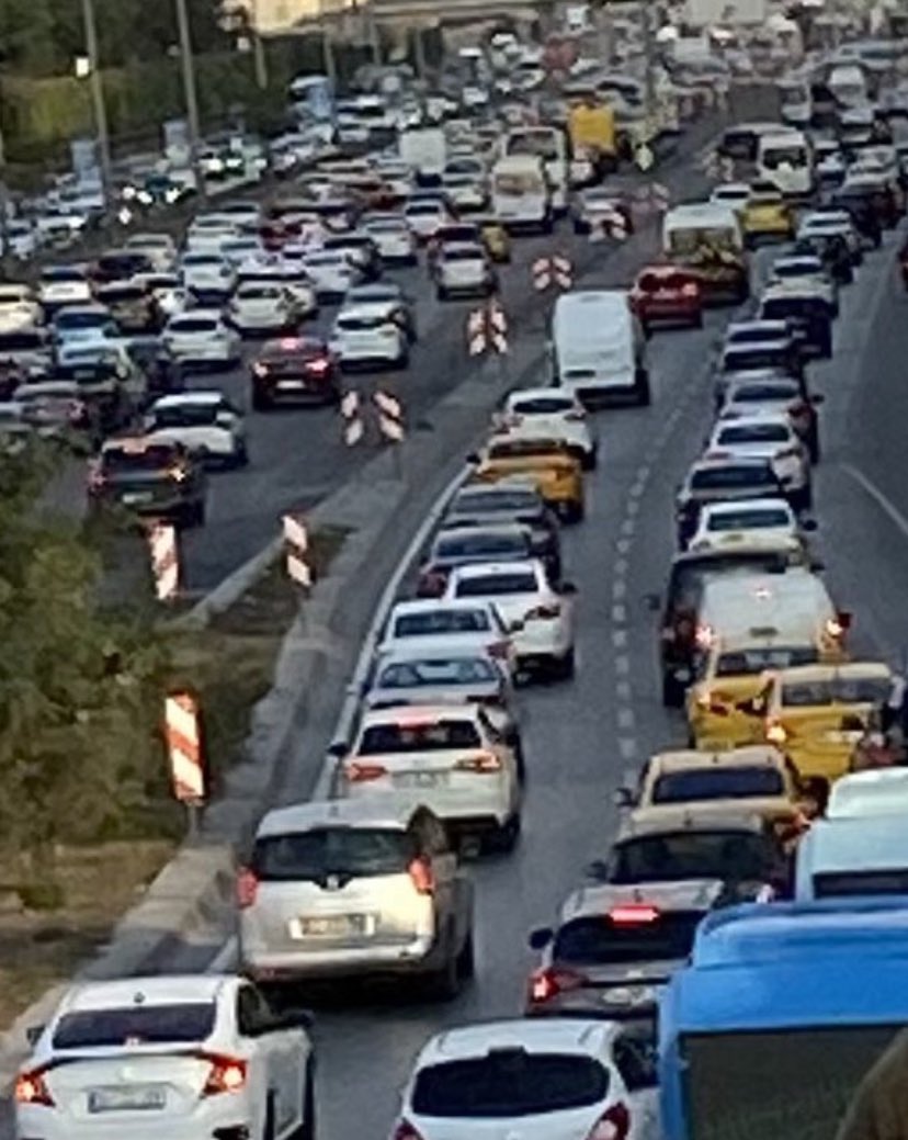 karakteroyunu's tweet photo. Yarın sabahki İstanbul trafiğine hiç hazır değilim  #fırtına #okullar #kartatili https://t.co/j1yhEyFIbm