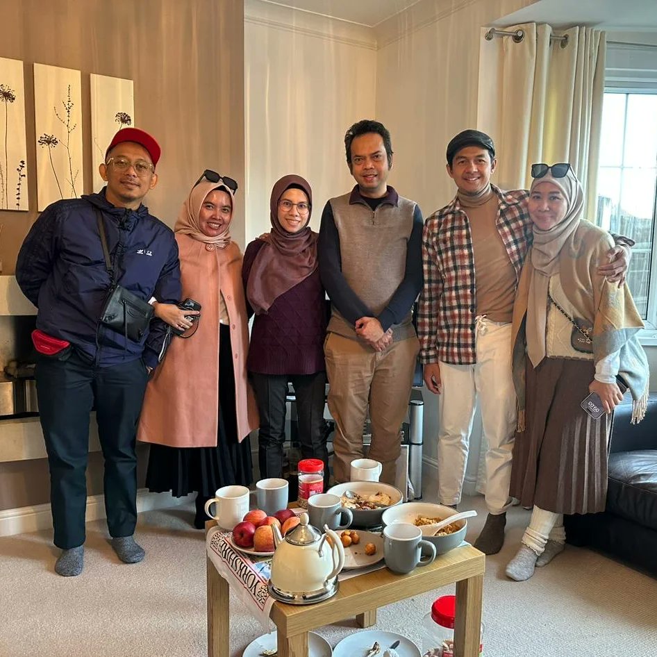 Visited by friends, Indonesian business owners (fashion and consultant) on their 10 days UK road trip. 
*Messy table of nasi goreng, telor ceplok, and ayam goreng. Indonesia breakfast menu.