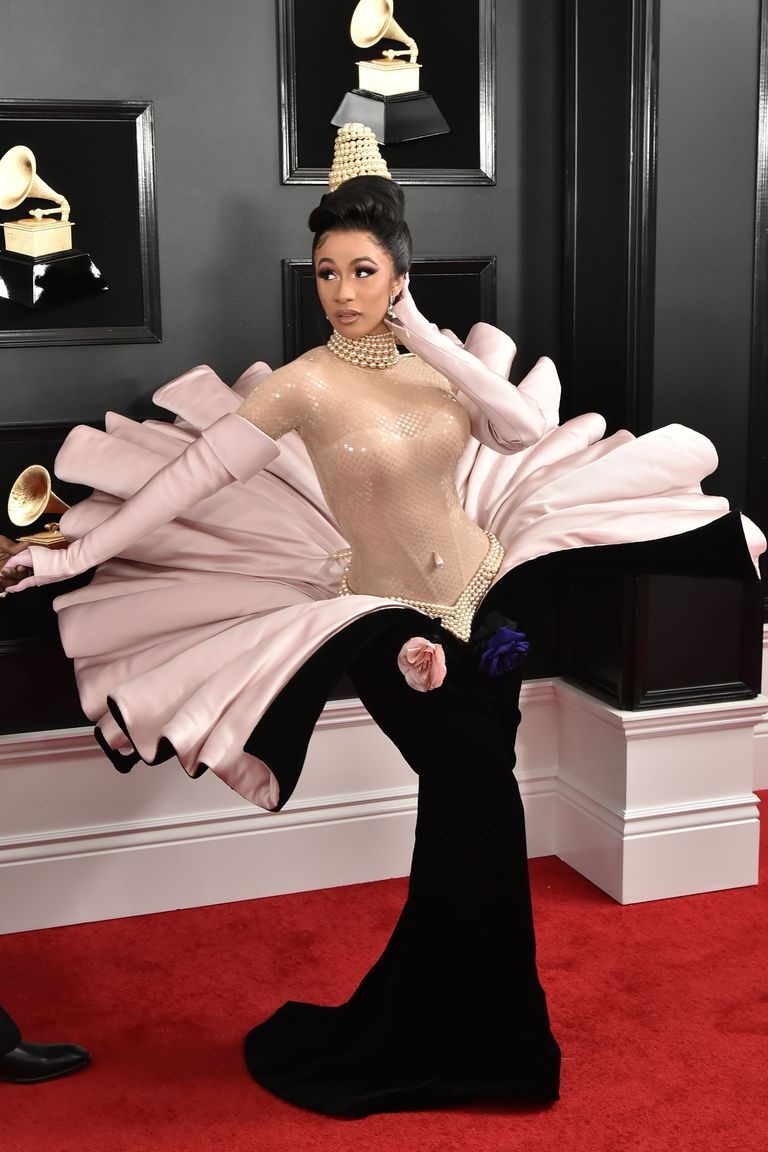 FashionWeek's tweet photo. The #Grammys has always served us the most unforgettable fashion moments of all time. Swipe to see some our favorites like #JLo in #Versace, #LadyGaga in #ArmaniPrive, #CardiB in vintage #Mugler, and #GraceJones in the most avant-garde look the carpet has ever seen at the time. https://t.co/o1hDxJ4KBc