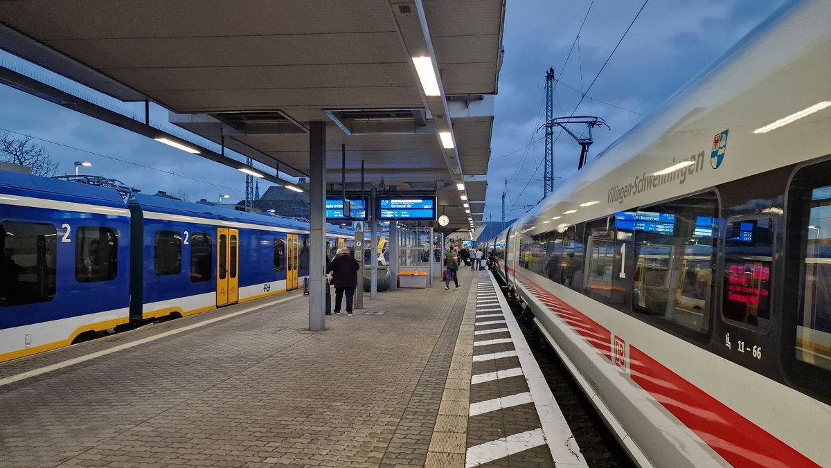 Station Koblenz hbf. U kunt hier overstappen op de sprinter naar Almere Oostvaarders. Zelfde perron aan de overkant