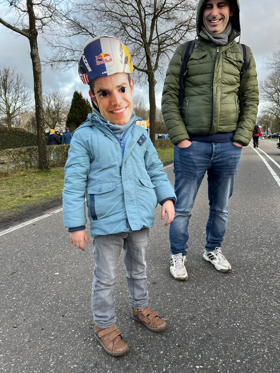 ワウトが日本代表ベースに立ち寄ってくれたからステッカーあげたらめちゃ喜んでくれました。