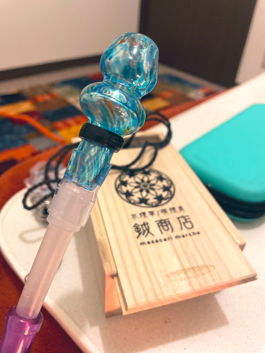 Smoking downさんのくじ引きで当たったマサカリ <a href="/masacari_marche/">【公式】琉球ガラスマウスピース 鉞商店-マサカリマルシェ-</a> さんの琉球ガラスマウスピースが届きましちゃ、ガラスが分厚いので口あたりも柔らかく簡単に割れそうにない心にも親切な設計、光に透けた感じも綺麗で色んなとこで使うのが楽しみでし、ありがとうございました🧙‍♀️🪄