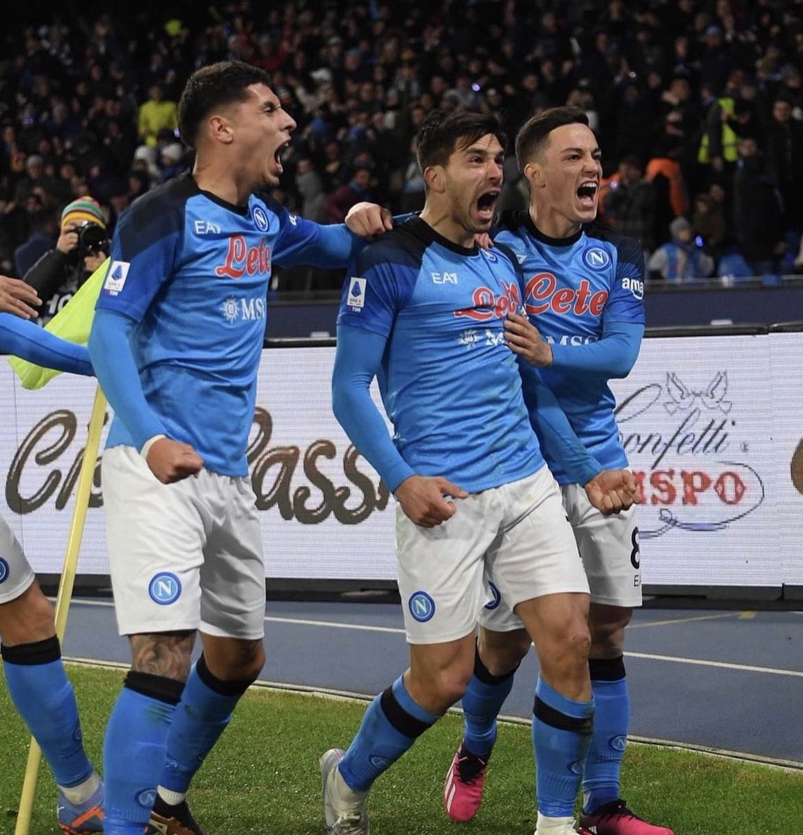 Loveisloveee_'s tweet photo. ABBIAMO UN SOGNO NEL CUORE…💙 #ForzaNapoliSempre https://t.co/XFrMAbrW8J