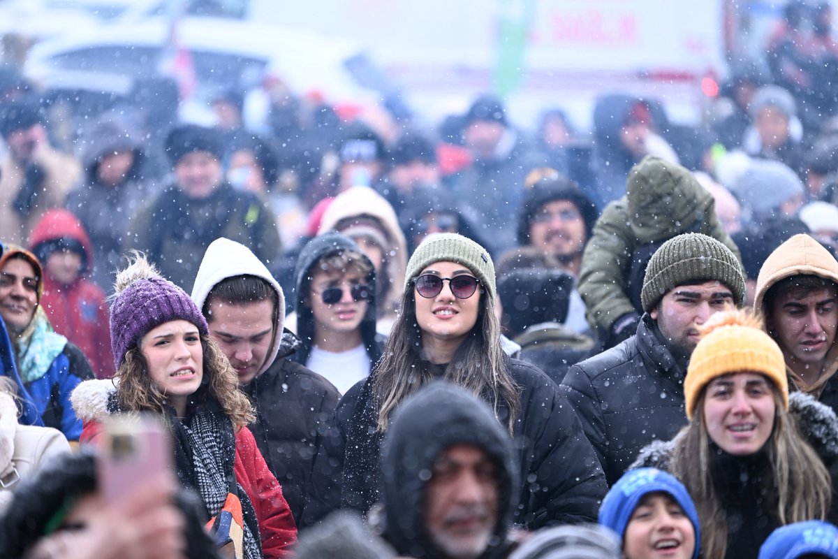 avmkocaman's tweet photo. 📽“Dün bu saatler”
İçimizdeki festival ateşiyle tüm soğuklar kırıldı; 
bir arada olmamızın coşkusu kar yağışıyla alevlendi☃️❄
Bu #KARFEST en güzel anılarımız arasında çoktan yerini aldı 🫶🏼

Önümüzdeki sene tekrar buluşmak dileğiyle ✨ https://t.co/adBmVfTnrY
