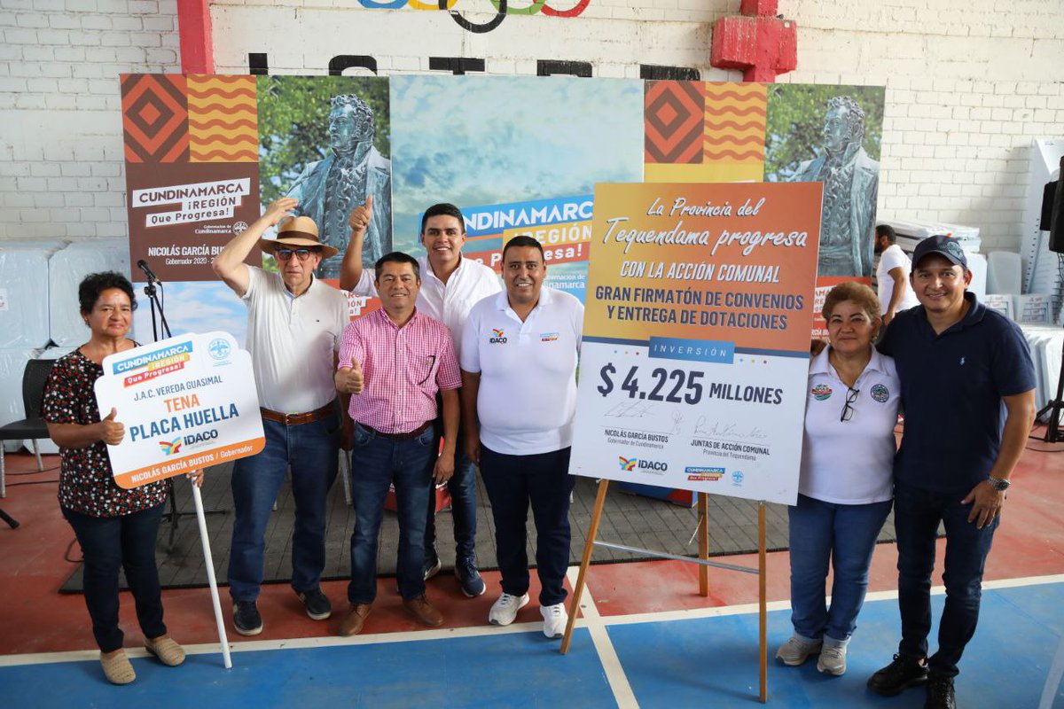 nicolasgarciab's tweet photo. Firmatón de convenios en Apulo para la construcción de placahuellas, escenarios deportivos y espacios comunales. Entregamos insumos y dotación para las Juntas de Acción Comunal en los 10 municipios de la provincia del Tequendama. Invertimos más de 4.200 millones! https://t.co/SBuyYT8dPN