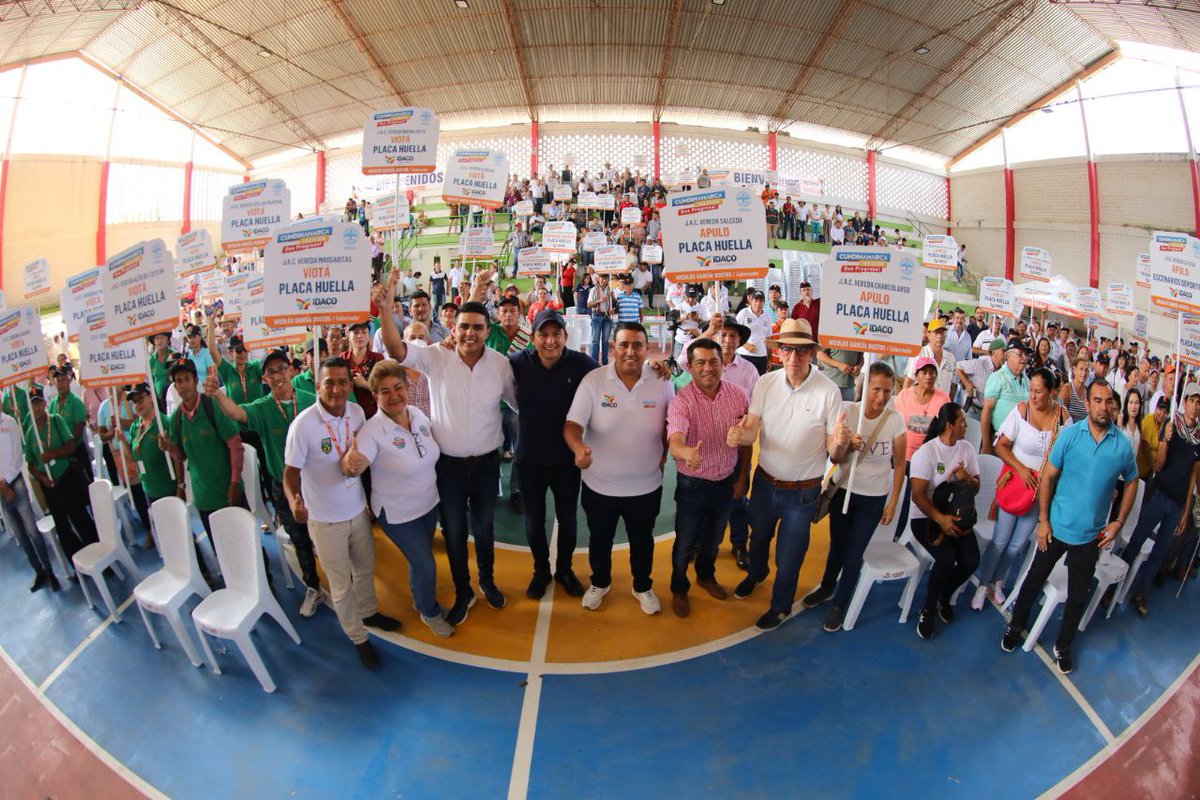 nicolasgarciab's tweet photo. Firmatón de convenios en Apulo para la construcción de placahuellas, escenarios deportivos y espacios comunales. Entregamos insumos y dotación para las Juntas de Acción Comunal en los 10 municipios de la provincia del Tequendama. Invertimos más de 4.200 millones! https://t.co/SBuyYT8dPN