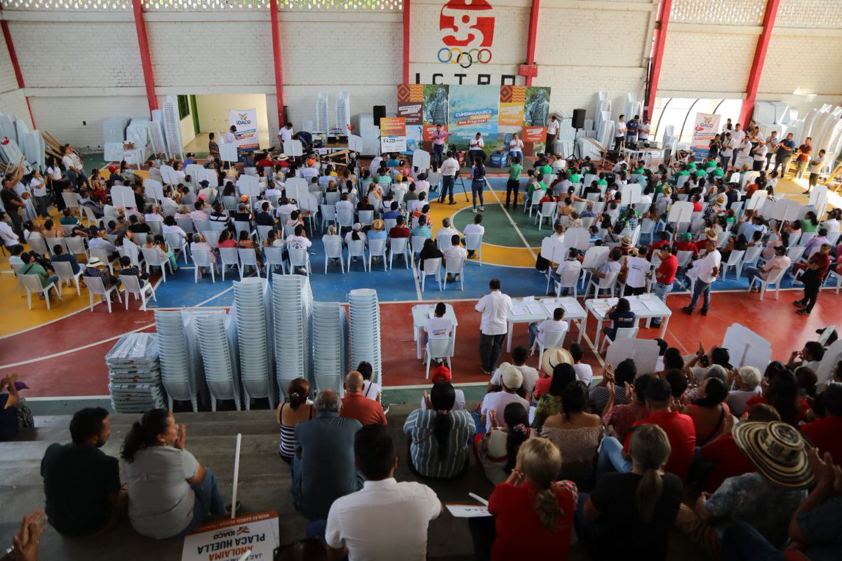 nicolasgarciab's tweet photo. Firmatón de convenios en Apulo para la construcción de placahuellas, escenarios deportivos y espacios comunales. Entregamos insumos y dotación para las Juntas de Acción Comunal en los 10 municipios de la provincia del Tequendama. Invertimos más de 4.200 millones! https://t.co/SBuyYT8dPN