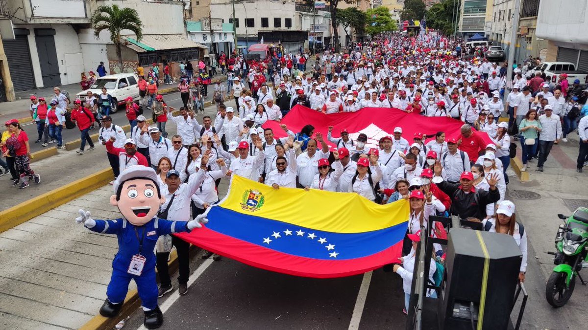 PrensaPequiven's tweet photo. #Pequito estuvo presente en la marcha del Día de la Dignidad Nacional junto al Talento Humano de #Pequiven.
#ViveLaEmociónDelBeisbol
#Petroquímica
@TareckPSUV
@TellecheaRuiz https://t.co/MZx1vxwyEC