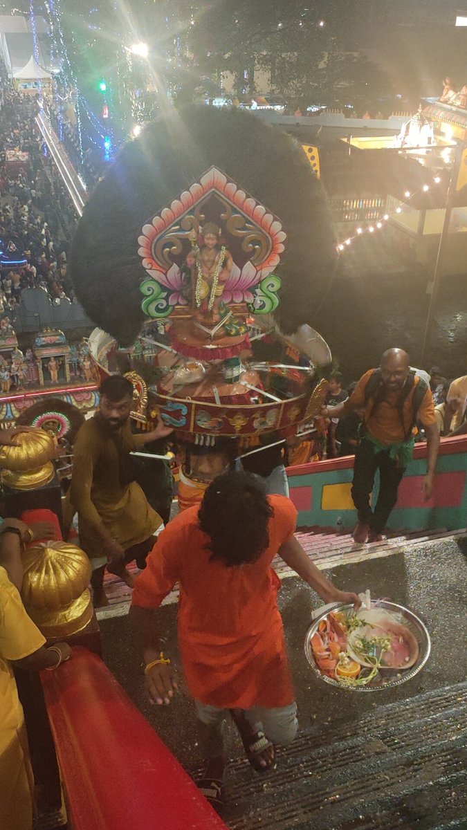 Malaysia Batu Malai Murugan kovilil Thaipusam thirunaal 
Beautiful Murugan at Batu Caves temple ❤️
Vetri vel muruganukku, Arogara!
#BatuCaves #Thaipusam2023 #Malaysia