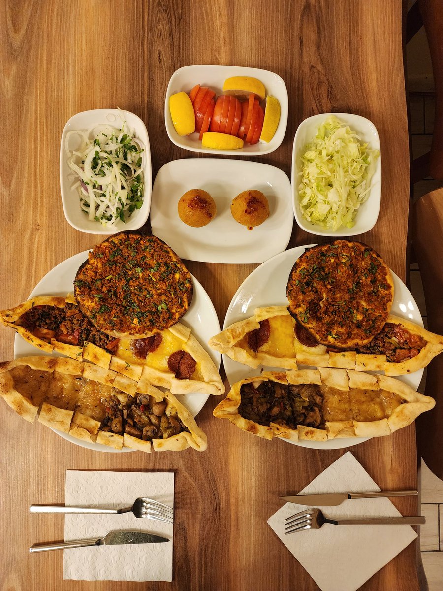 Fırından Karışık (2 Kişilik)
Kıymalı Pide, Patatesli Peynirli Pide,
Sucuklu Peynirli Pide, Mantarlı Pide(1/4)
2 Adet Fındık Lahmacun
2 Adet İçli Köfte

#veganfırın #veganrecipes #veganmasadayız #weareatveganmasa #plantbased
#vegantraditionalfood