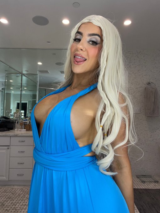 2 pic. mother of dragons 🐉🐉🐉 https://t.co/qtwoTzmO8c<a href="/tag/raw1"class="tags"><span>#raw1</span></a>