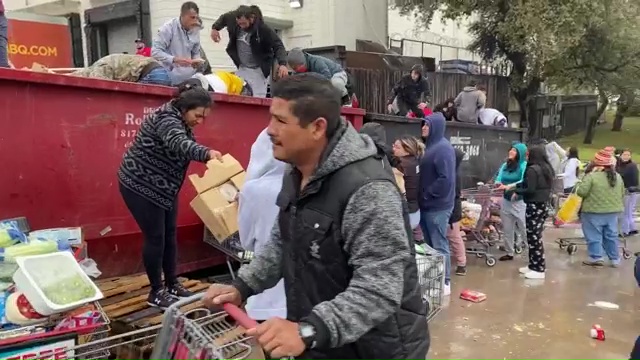 News4SA's tweet photo. CHAOS IN AUSTIN: Someone posted on social media claiming there was free food at H-E-B. Officials say more than 250 people showed up and fought over thrown-out groceries.

People are being warned not to eat the food. https://t.co/gOmEmq62yb https://t.co/QLlgPSdMTh