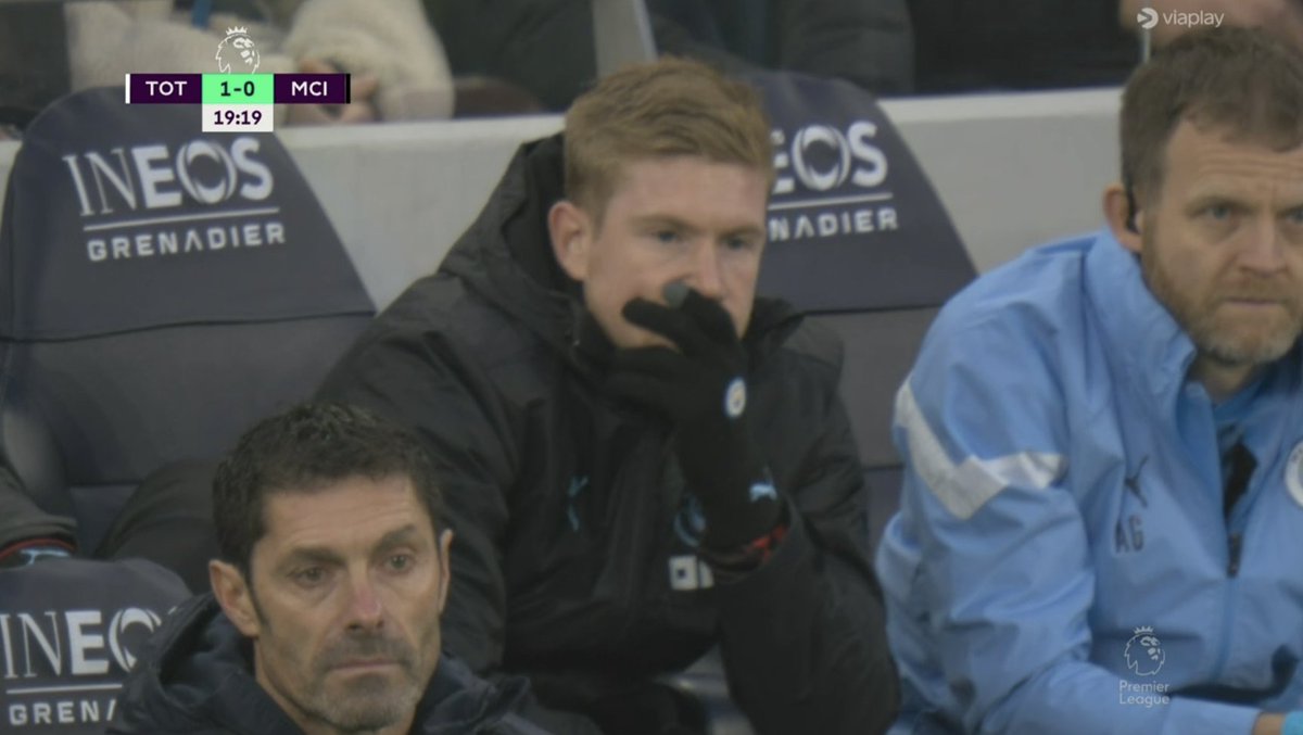 📸 - Kevin de Bruyne watching the game from the bench.