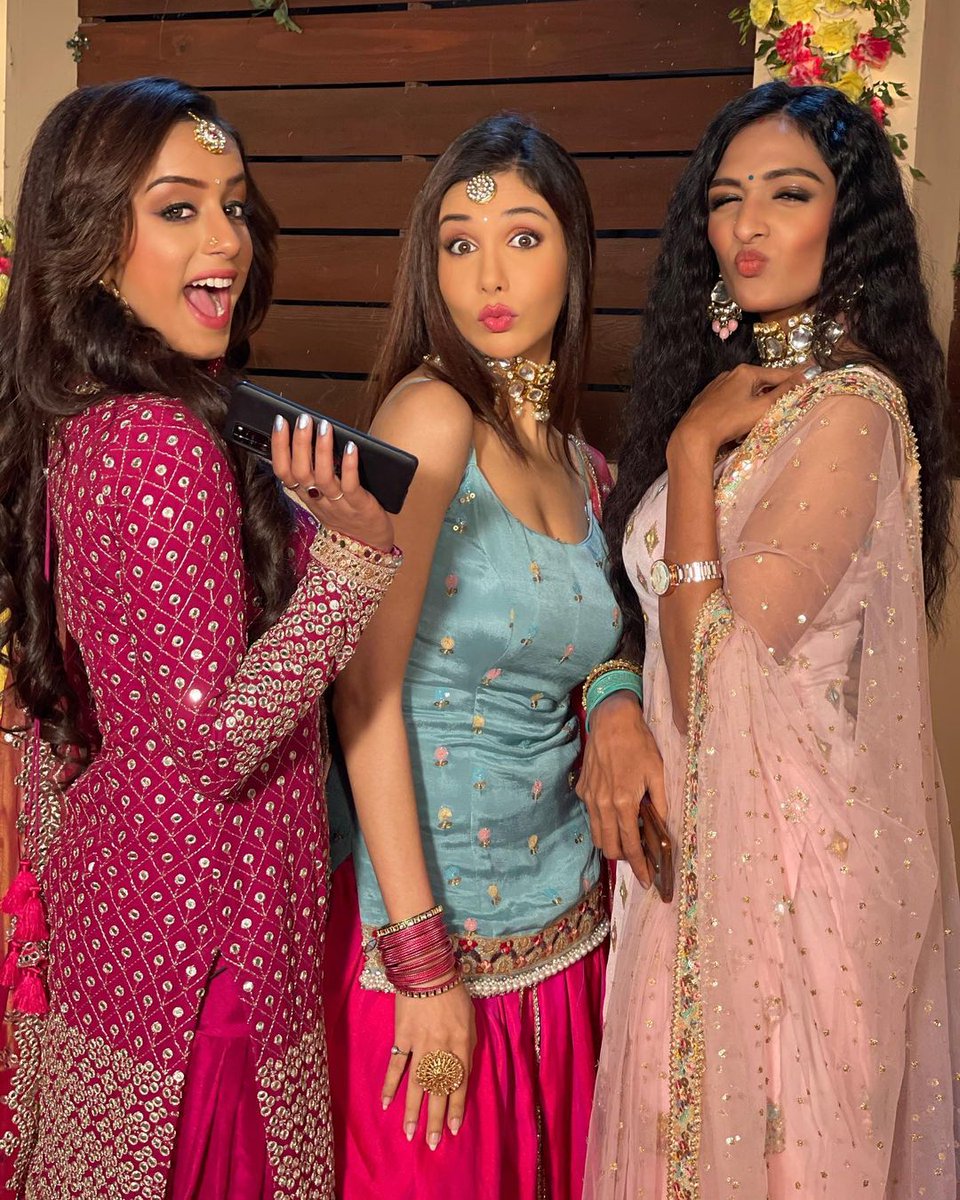 Miss Them The Trio Didn't Liked Charac of Mahima Coz She Harmed #RuSha Much Bt  Aishwarya is Surprise Package to Me The Way  She is  Doing Her Work, Acknowledging Work ,  Loving #RuSha Saru Ben and Bond of YHC Team and Her Makes Me Smile ❤️