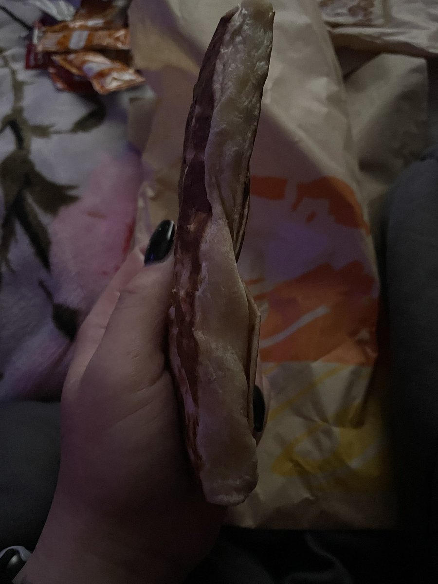 tikileff's tweet photo. Hey @tacobell is this really what you call a burrito? https://t.co/x2DpEy4Yf8