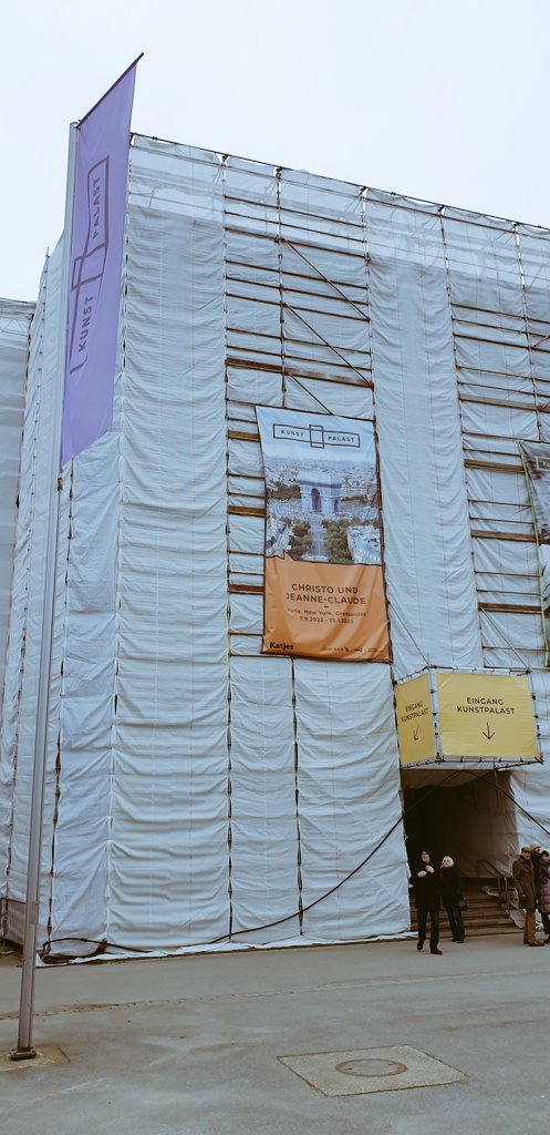 JSchnitzmeier's tweet photo. Letzter Tag von #Christo in #Düsseldorf - schöne Erinnerung an  die "erlebten" Ölfässer im #Gasometer in Oberhausen und den verhüllte Reichstag in Berlin https://t.co/uZQ2m7mYOb