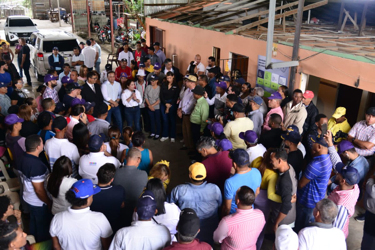 Bebylescaille's tweet photo. “Esta gente te falló a ti como mujer, a ti como joven, al hombre de trabajo. Le ha fallado a los sectores productivos de RD. Hablaron de bajar la comida y lo que hizo fue subir; de controlar la delincuencia y hoy nos arropa”, Abel Martínez.
#PorUnCaminoMejor
#ConstruyamosJuntos https://t.co/qGUe07pQJr