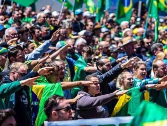 a vereadora do PT, Maria Tereza Capra, teve o mandato cassado pq denunciou apologia ao NAZISMO em Santa Catarina.

a justiça considerou que os gestos dessa foto eram para emanar energias positivas à bandeira do Brasil.

SANTA CATARINA é um antro NAZISTA!