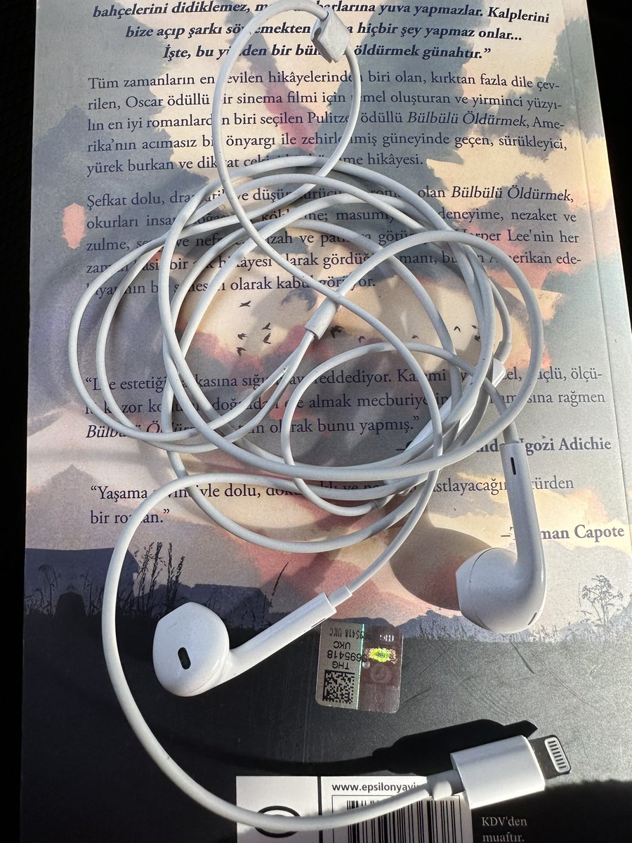 Arkadaşlar bakın bunun adı “Kulaklık”. Bunu telefonunuza taktıktan sonra otobüste ki insanları rahatsız etmeden müzik dinleyip video izleyebileceğinizi biliyor muydunuz?