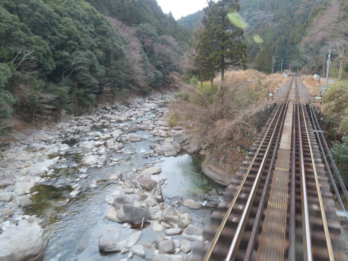 shanehashi's tweet photo. 名松線は途中駅の家城を過ぎると山あいを走るようになりました。On Jan.8th, a train on the Meisho Line ran into mountains area after leaving Ieki Station.

Explore Historical and Exotic Japan
https://t.co/z4xapxgXxh

#鉄道の旅 #名松線 #TrainRide #Train #Japan https://t.co/9heiT9DvE6