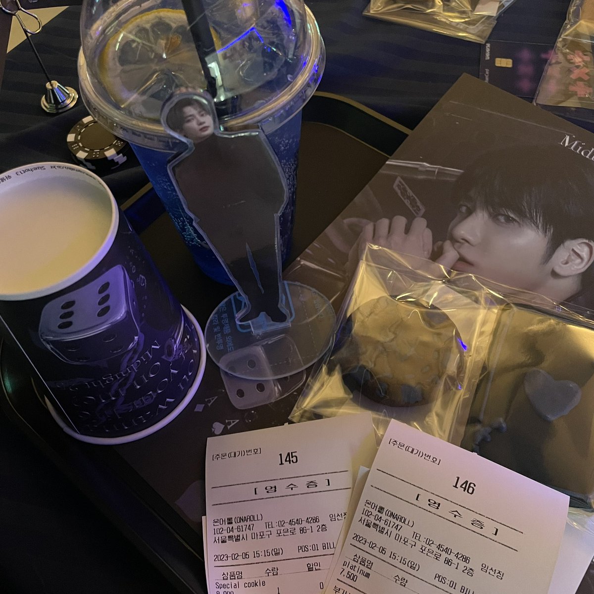 mingmaeng99's tweet photo. 설레는 마음으로 처음 문 여는 순간부터
아쉬어 떠나기 싫었던 마지막 순간까지 
“정말 무엇하나 빼놓을 수 없던 최고의 생카”

제 진심이 담겼을까요..🥹 
럭드에서 나왔던 모든 특전이 정말 제 취향이었던(but또로엄마엽서베스트)
 엄마 태현이 팬이라 고마워요 😻

 #태현하게_올인 @Midnight___25 https://t.co/jy1rO2bFlW