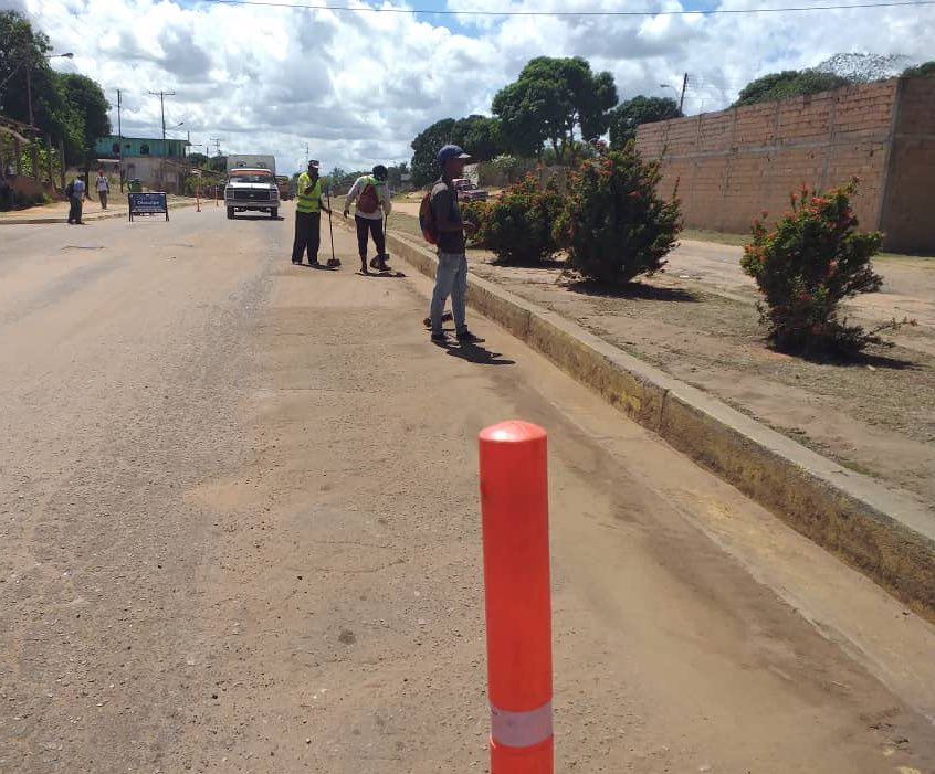 viceservicios's tweet photo. Cuadrillas de trabajo de @CBO_Alcaldia se mantienen desplegadas en la avenida Bolívar de Los Procéres y 4 de Febrero, en Ciudad Bolívar apostamos a unos servicios de primera para el pueblo.

#5Feb
#ViveLaEmociónDelBéisbol https://t.co/dgkKaxu62f