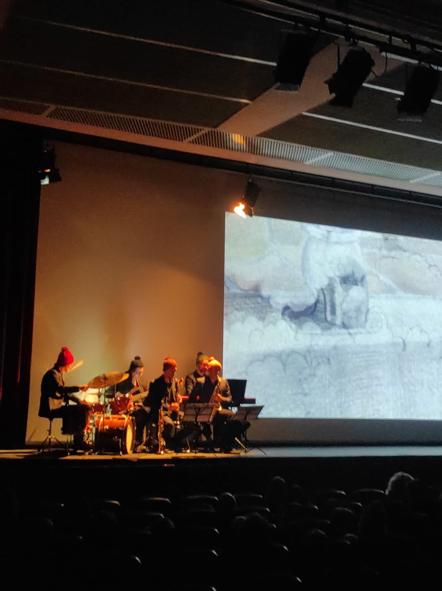 jazzgranollers's tweet photo. Quin matí tan bonic que hem passat al @edisoncinema amb el December Quintet i el seu Ninot de neu! ⛄️

Cinema + #jazz en directe per a tota la família! Gràcies @ACGranollers i gràcies a tots els qui heu vingut! #33FestivalJazz de @granollers @GRN_cultura https://t.co/yIOdTivh6J