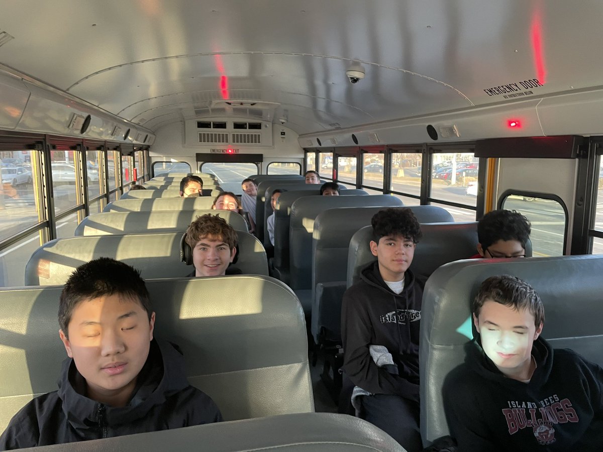cseign's tweet image. Jr Robodawgs up bright and early on a Sunday, competition day! @IslandtreesMMS @BethRoemerIT