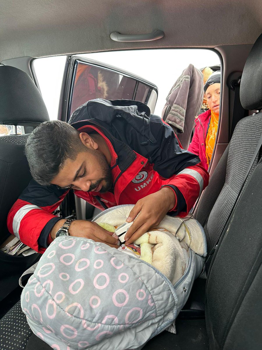 sanliurfaism's tweet photo. Şanlıurfa'ya yaklaşık 165 kilometre Siverek'e 65 kilometre uzaklıktaki Karacadağ bölgesi Kavaklıdere köyündeki hasta değerlendirildi ve Siverek Devlet Hastanesine  UMKE görevlileri tarafından nakli 4x4 araç ile gerçekleştirildi

 @acilafetgovtr @saglikbakanligi @DrMehmetGulum https://t.co/SAwucTPqT9
