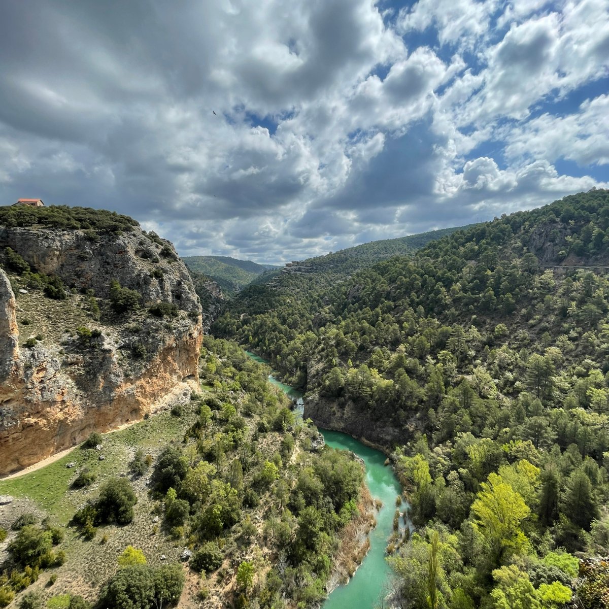 cuenqueando's tweet image. ¡¡𝗨𝗟𝗧𝗜𝗠𝗔𝗦 𝗣𝗟𝗔𝗭𝗔𝗦!! Aún puedes reservar tu plaza para el Cuenca Tour de mañana lunes. Alucina en el Ventano del Diablo, sorpréndete en la Ciudad Encantada y emociónate con la ciudad de Cuenca... Te vienes? Reservas: cuenqueando.com