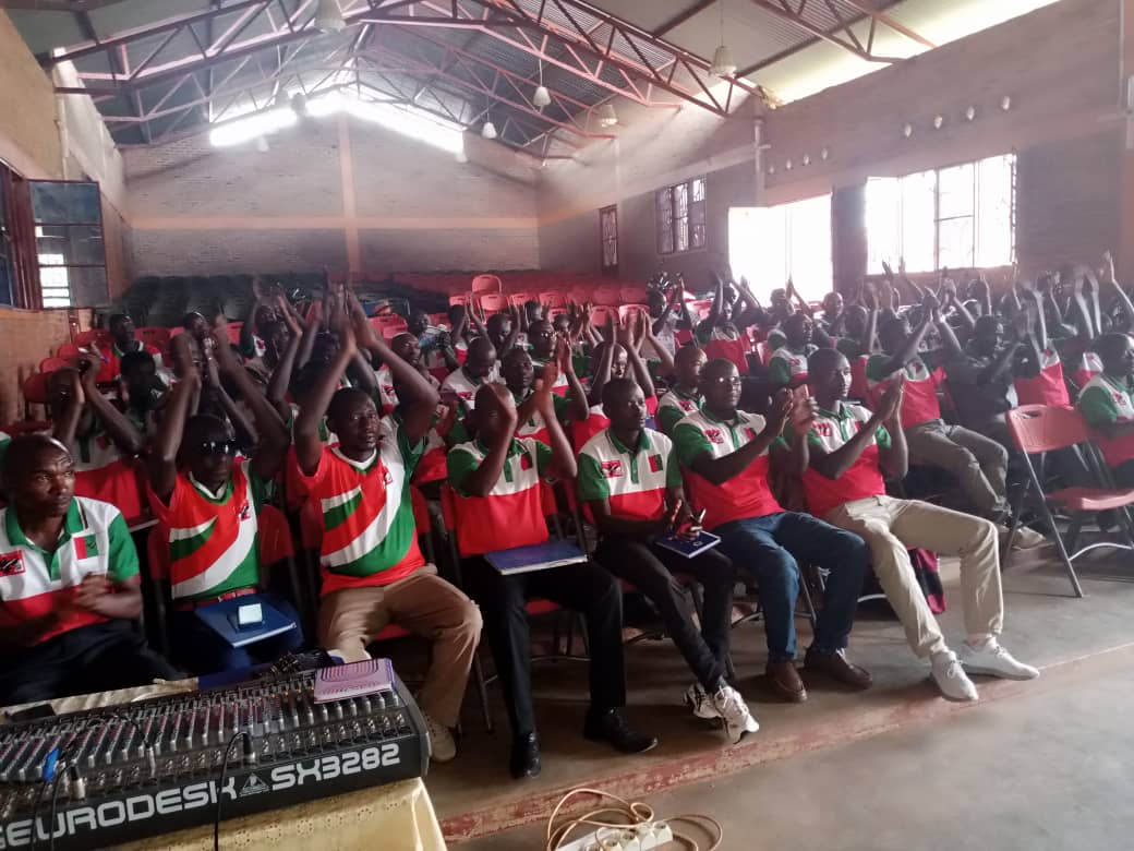 rutanacnddfdd's tweet photo. #Burundi inyigisho zakahise k'iGihugu cacu,imyifato ibireye kubagumyabanga ni zimwe mu nyigisho zaronkejwe indongozi zinyuranye @CnddFdd mu ntara ya Rutana.Izo nyigisho zikaba zasozerewe kuruyu wa 5/2/2023. @nancymutoni https://t.co/PEa8SY5PgP