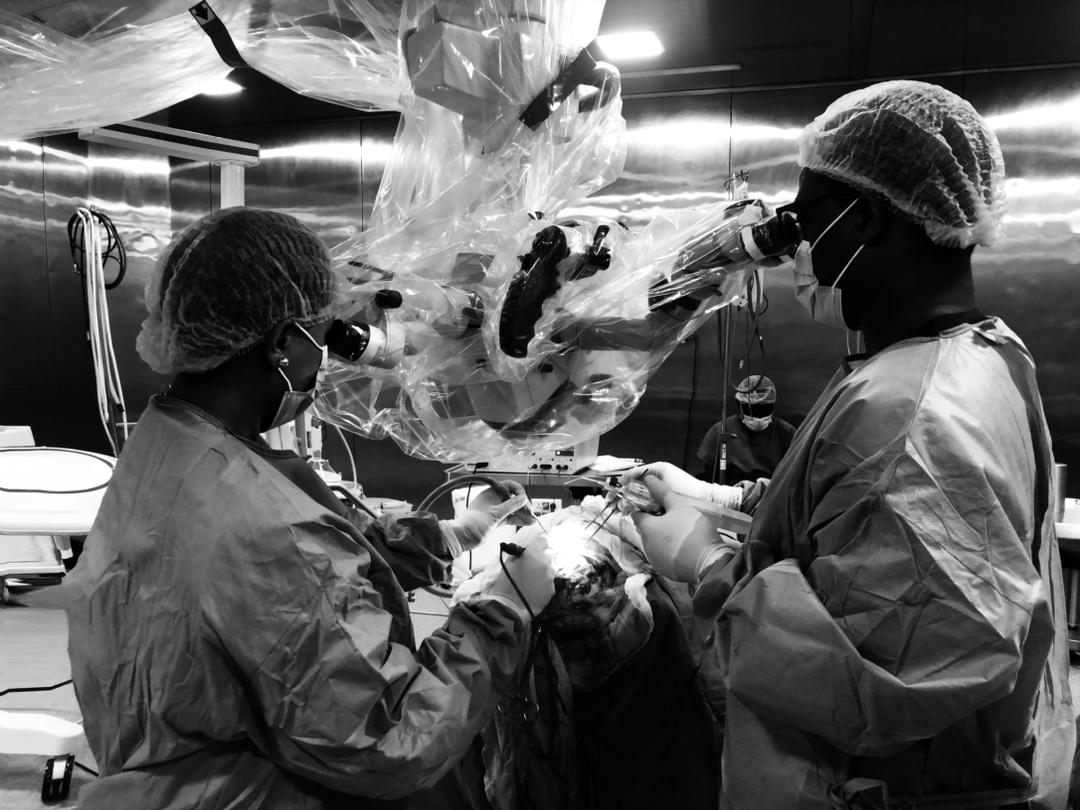 RwandaNeurosurg's tweet photo. In an 8 hours long operation, Neurosurgery team  @RwaMilitaryHosp, resected a Brain tumor (OGM) in a 56 yrs old female who presented with loss of smell, vision loss and personality changes due to mass effect of the tumor on frontal lobe, olfactory and optic nerves. https://t.co/QTrXv1dPG3